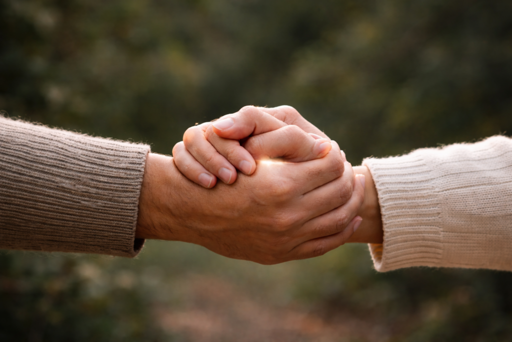 2 mains qui se tiennent